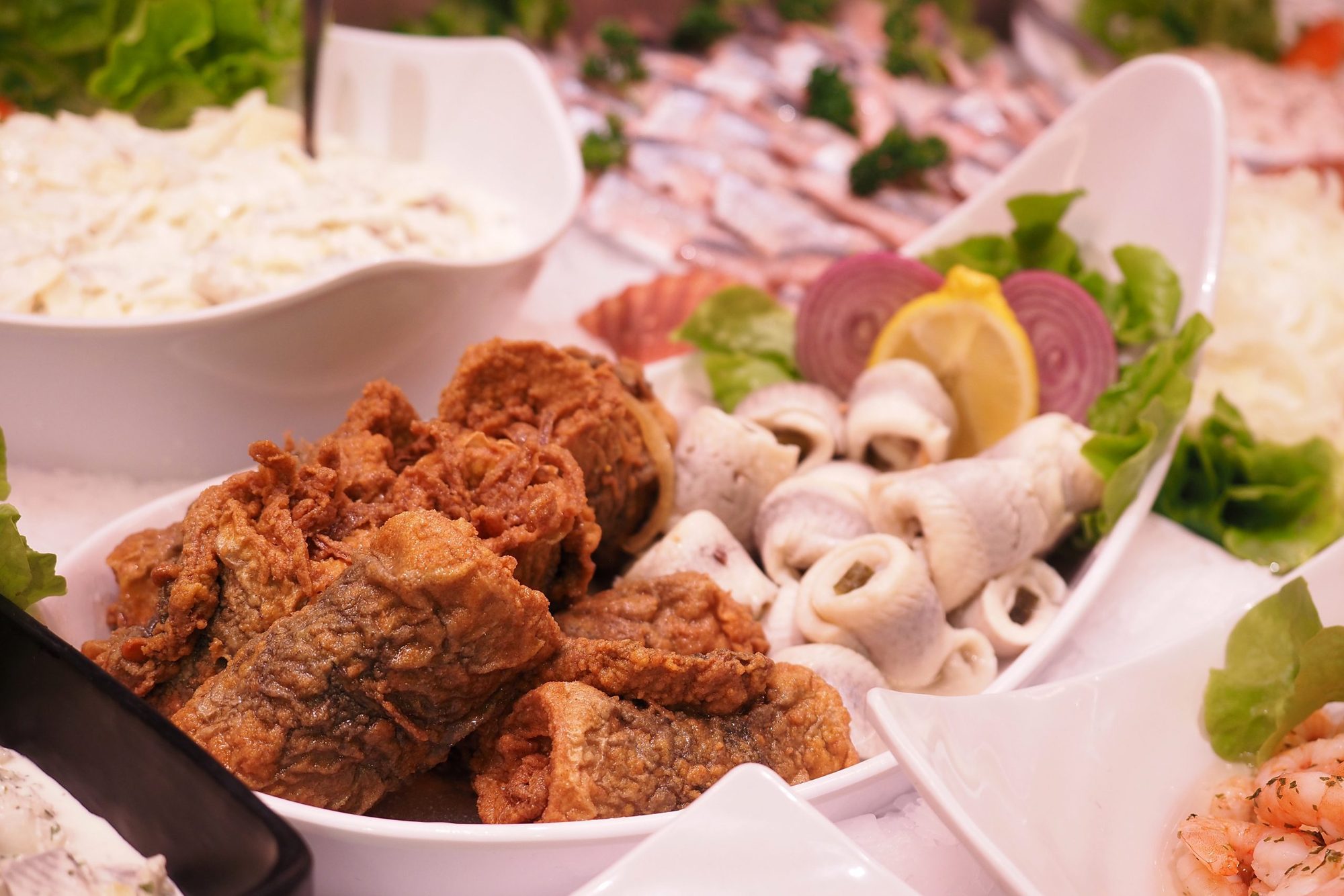 Bratrollmöpse und Fischgerichte aus der Theke