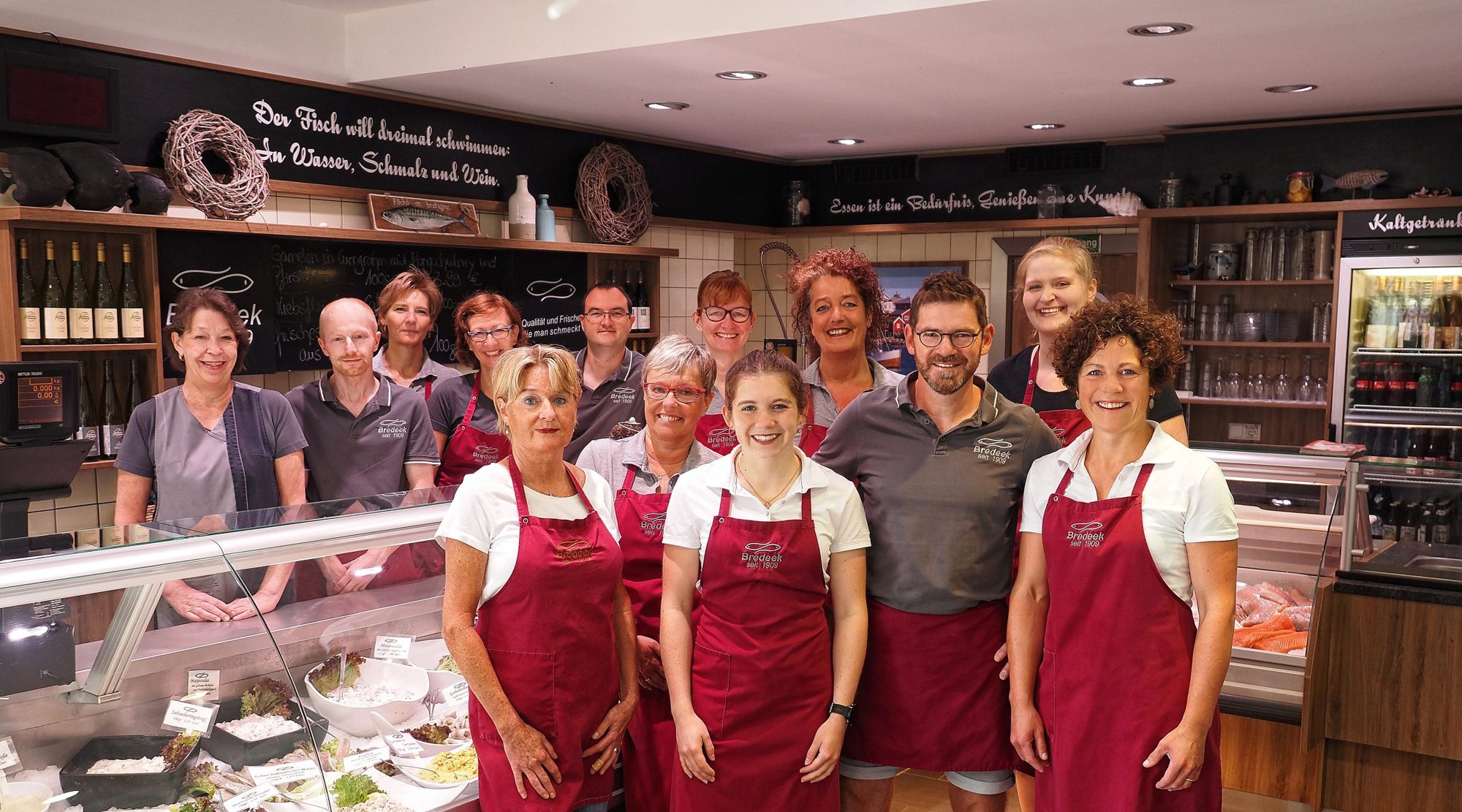 Das Team von Fisch Bredeek hinter der Theke
