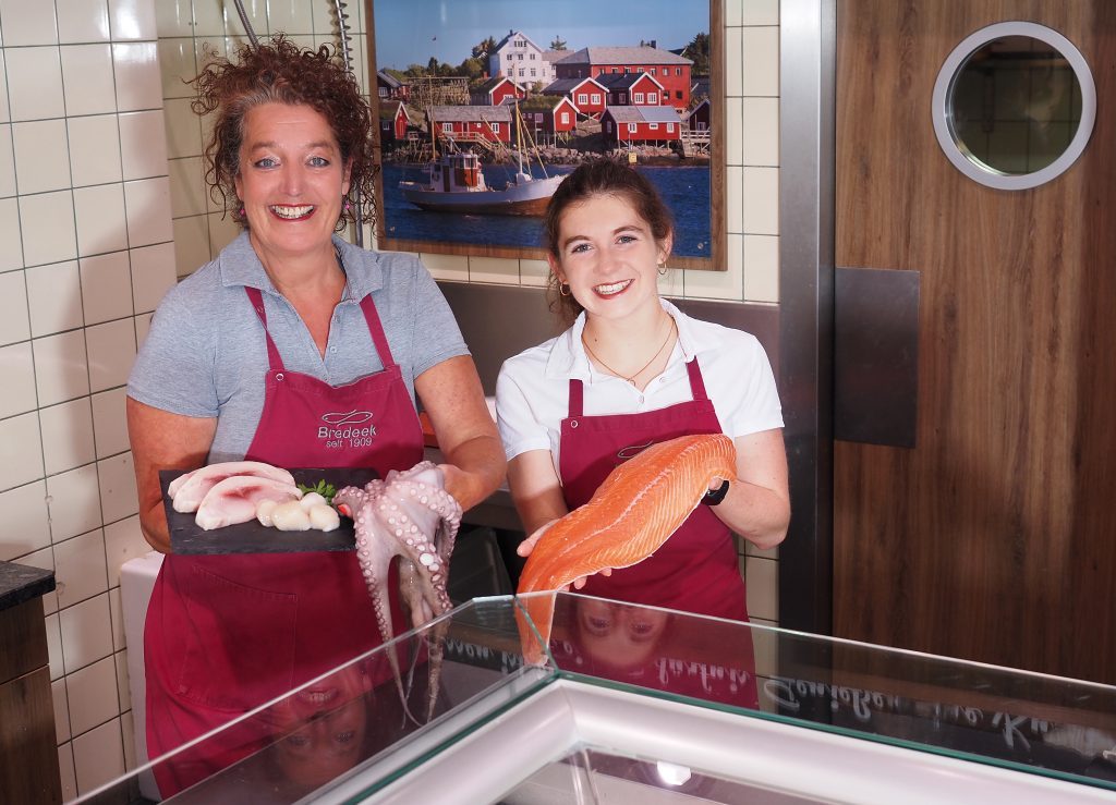 Zwei Mitarbeiterinnen an der Theke mit Fisch