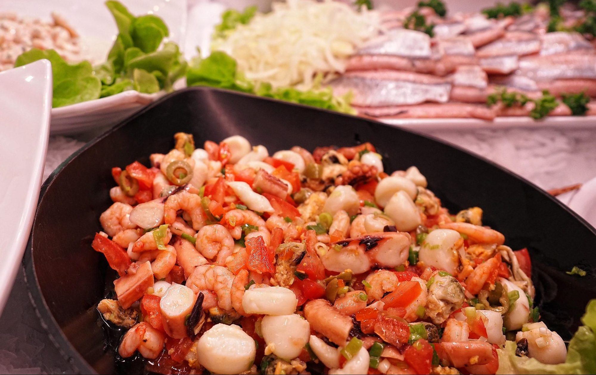 Fischsalate in der Theke