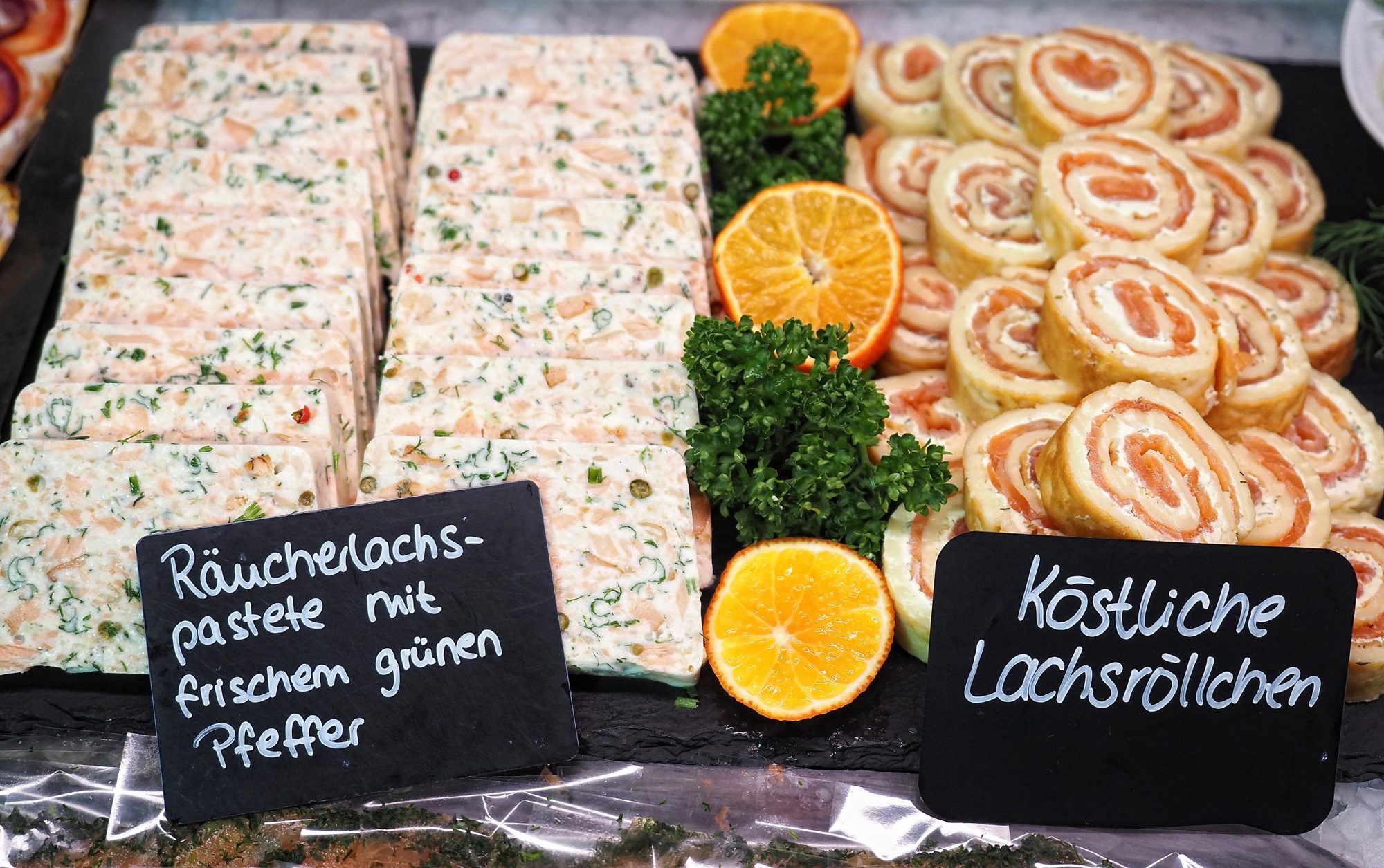 Lachspastete und Lachsröllchen in der Theke