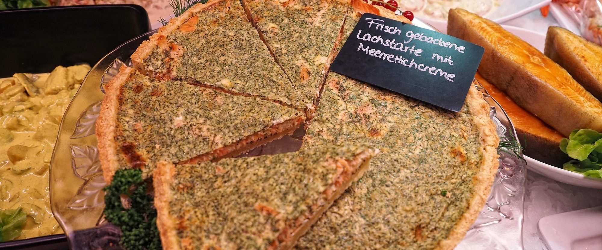 Frisch gebackene Lauchquiche mit Meeresfrüchten
