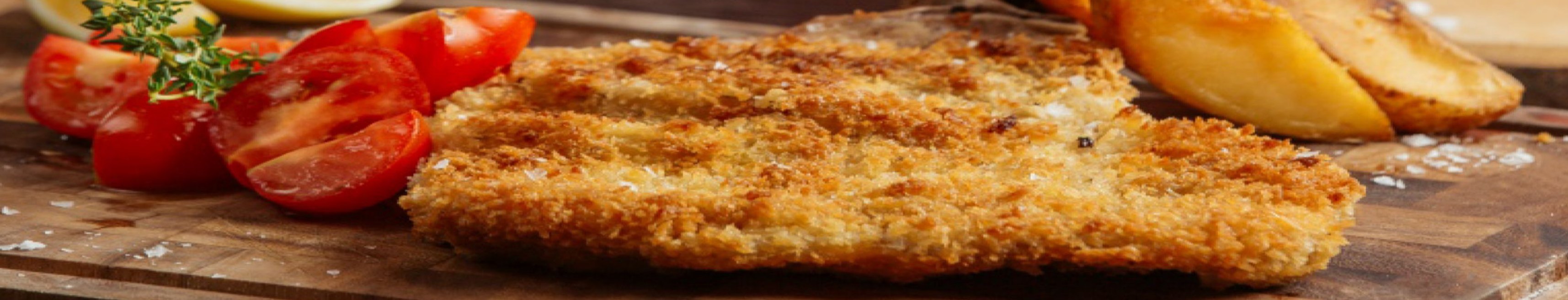 Paniertes Schnitzel mit Kartoffelspalten
