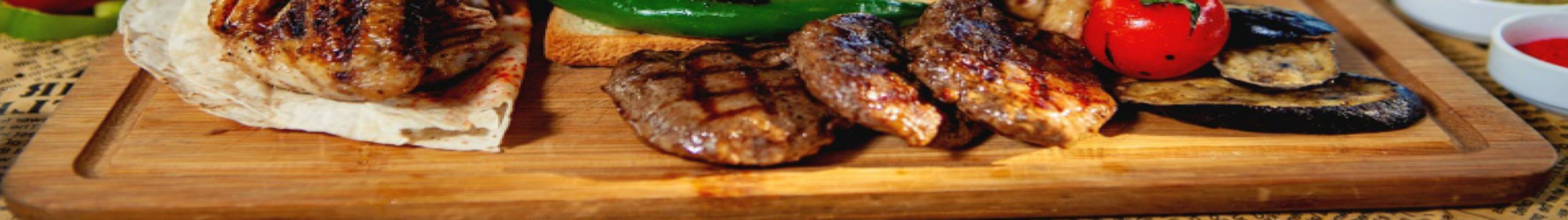 Grillspezialitäten vom Holzbrett