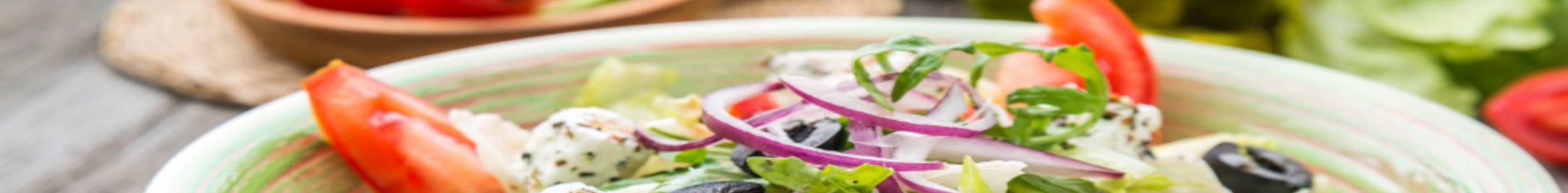 Großer frischer Salat mit Feta und roten Zwiebeln