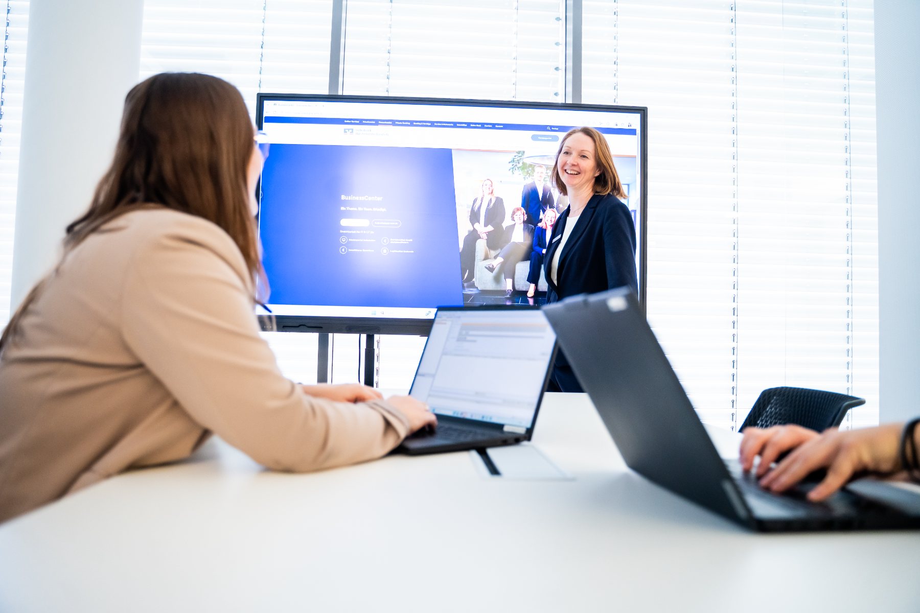 Beratung am Laptop, im Hintergrund die BusinessCenter-Seite auf dem Bildschirm