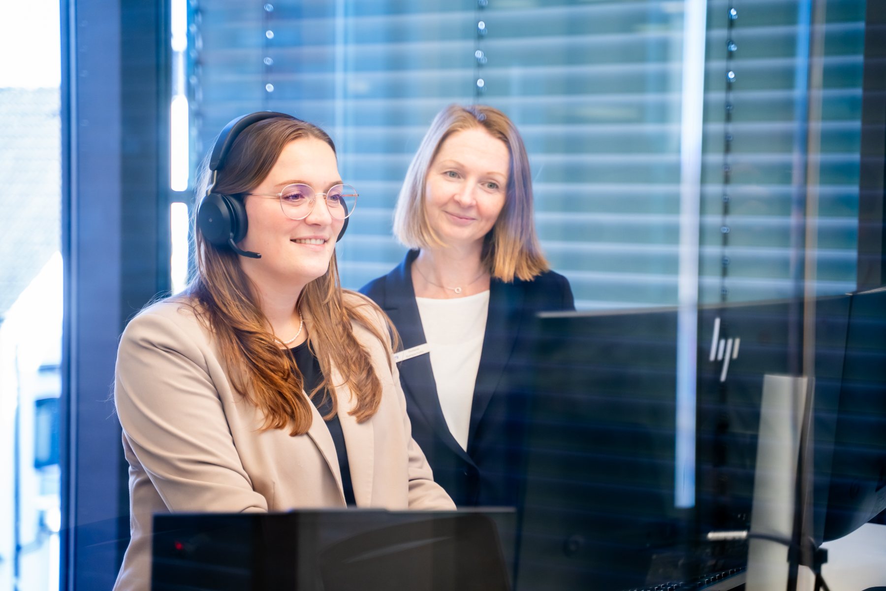 Beraterin mit Headset am Arbeitsplatz im BusinessCenter