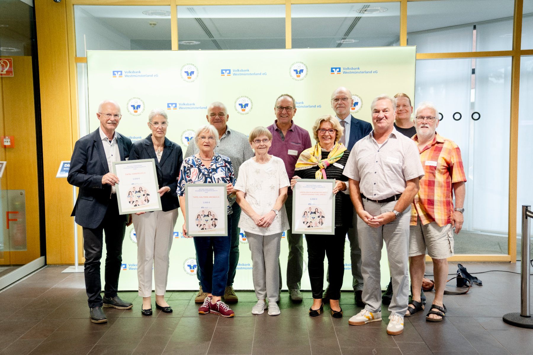 Vertreterinnen und Vertreter der Tafeln Coesfeld, Haltern am See und des Verteilzentrums Münsterland mit ihren Urkunden