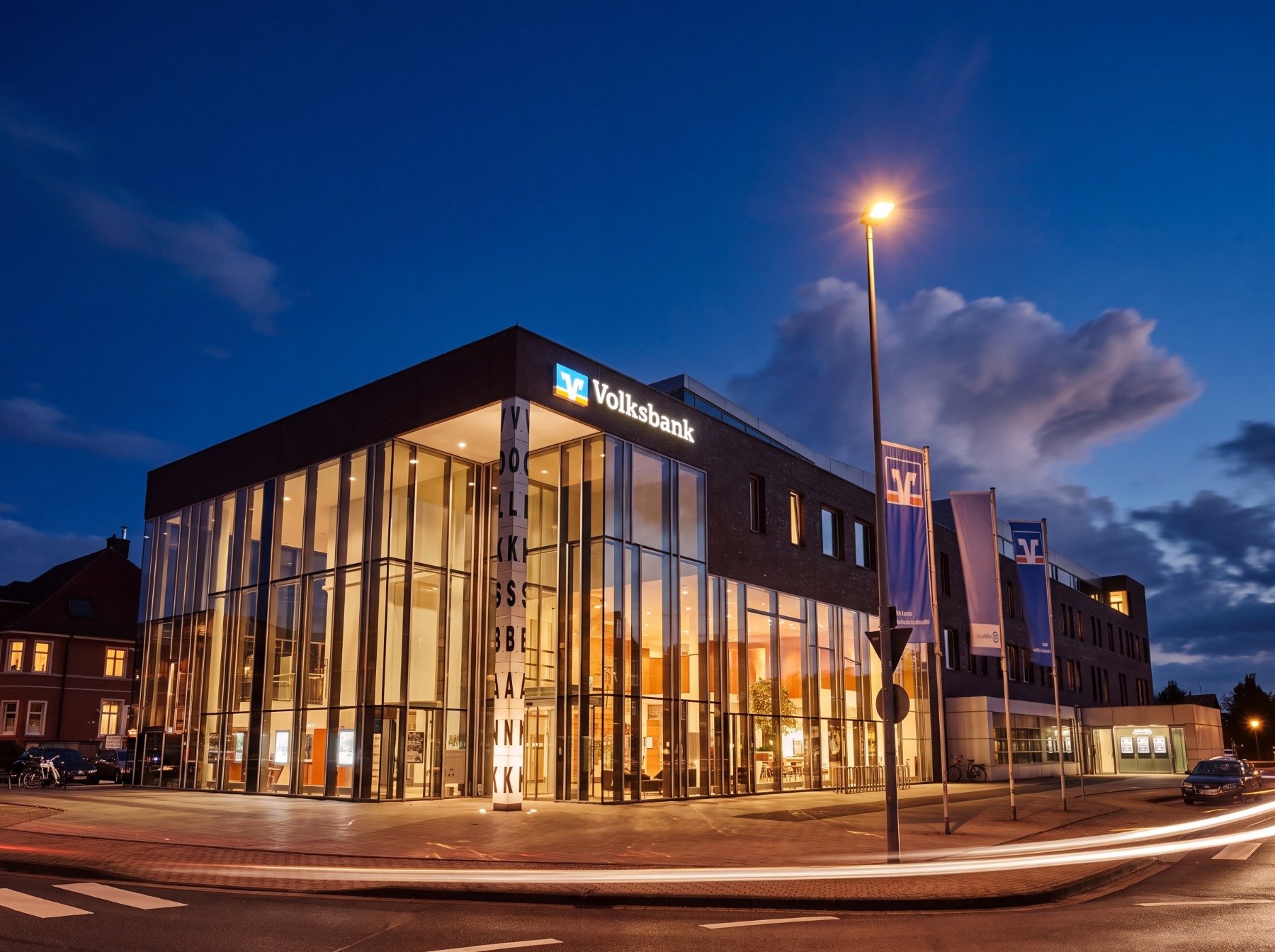 Titelmotiv: Hauptstelle der Volksbank Westmünsterland am Abend