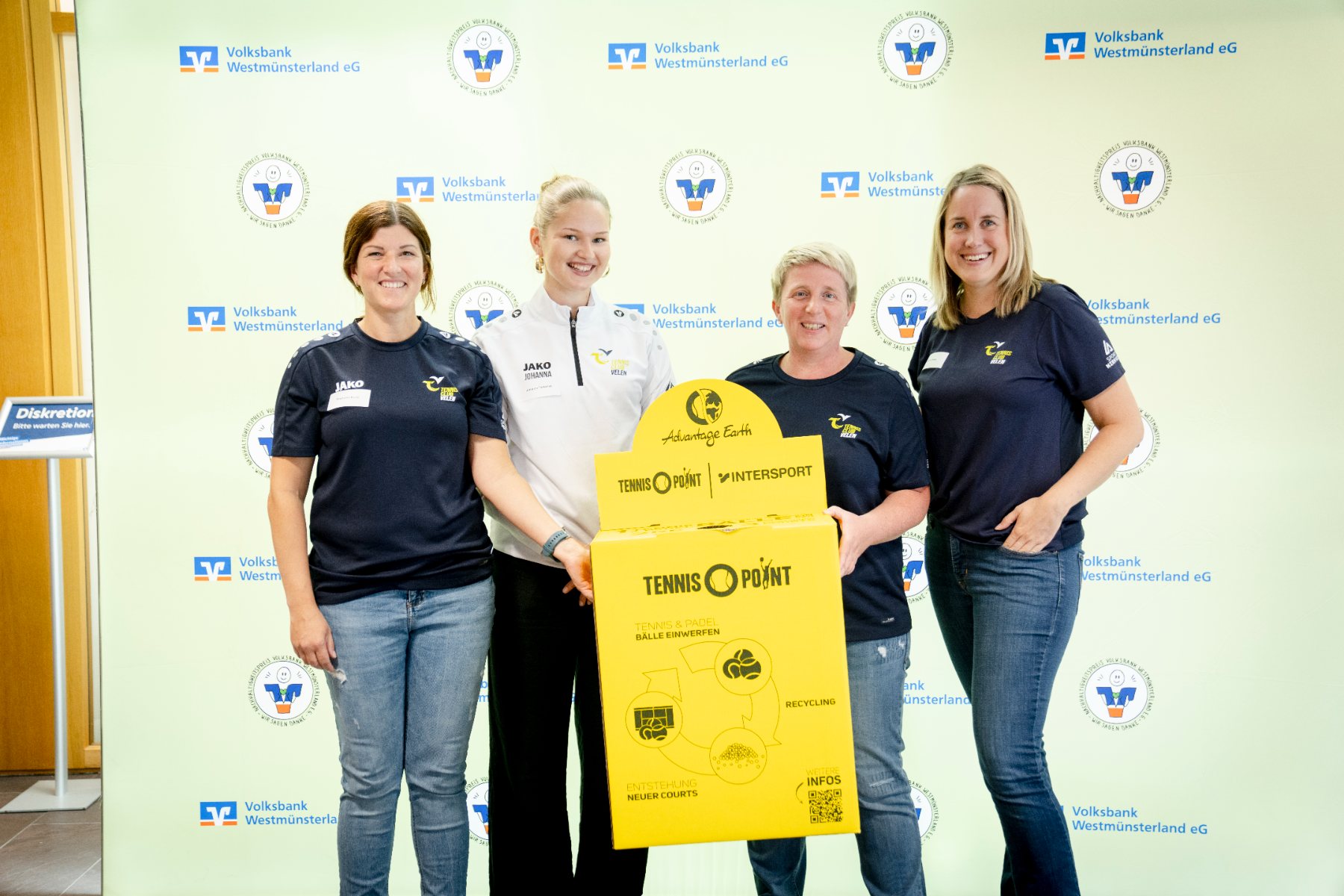 Team des Tennisclubs Velen mit der Recycling-Box für Tennisbälle